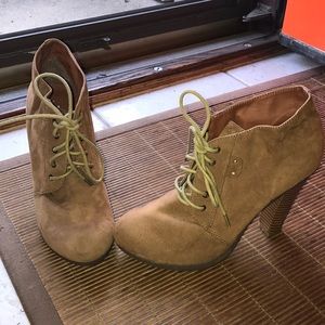 Heeled lace up boots